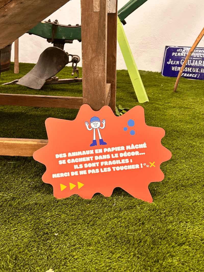 panneau parcours ludique rouge, attention