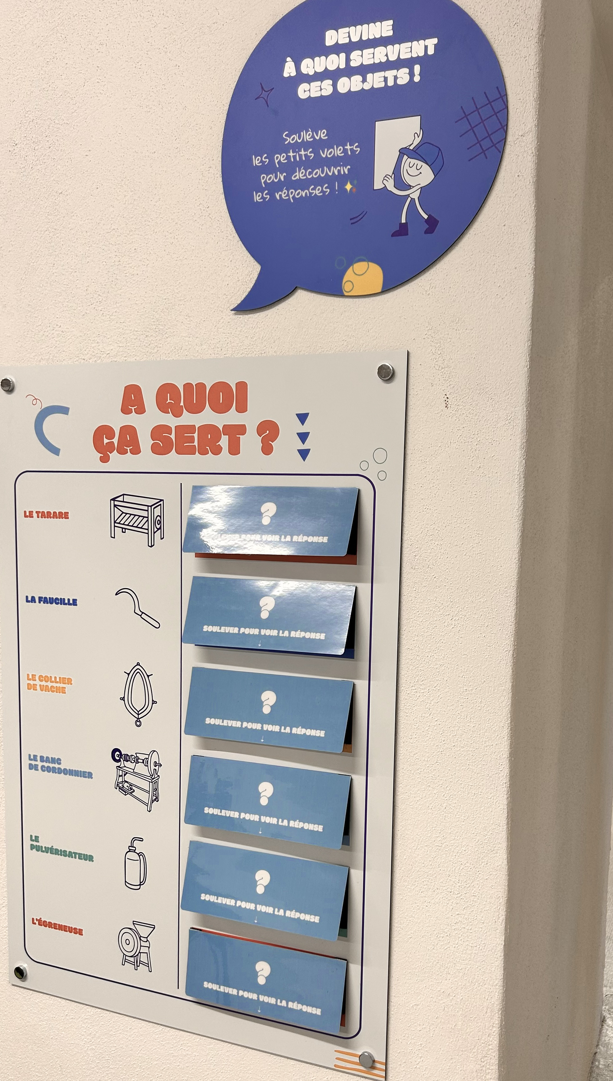 panneau parcours ludique, vert, regarde le plafond